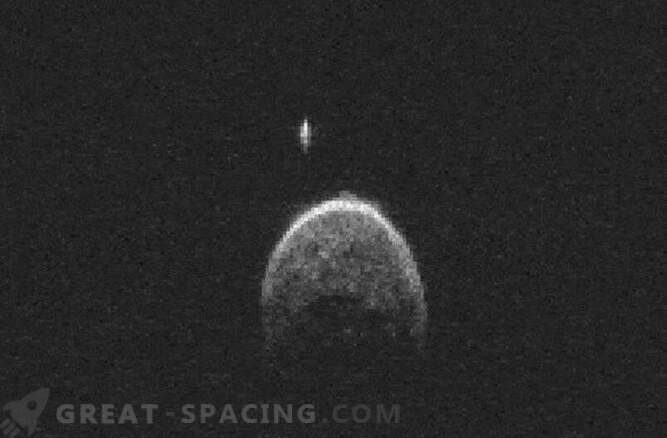 Un asteroide volado tiene su propia luna